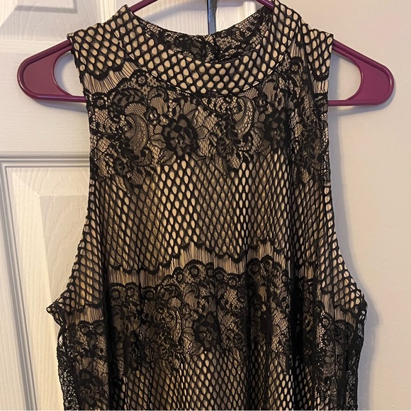 Lace dress - Picture 2 of 4